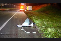 Bakwagen raakt van de weg en rijdt verkeersbord omver