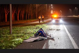 Bakwagen raakt van de weg en rijdt verkeersbord omver