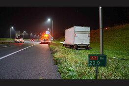Bakwagen raakt van de weg en rijdt verkeersbord omver