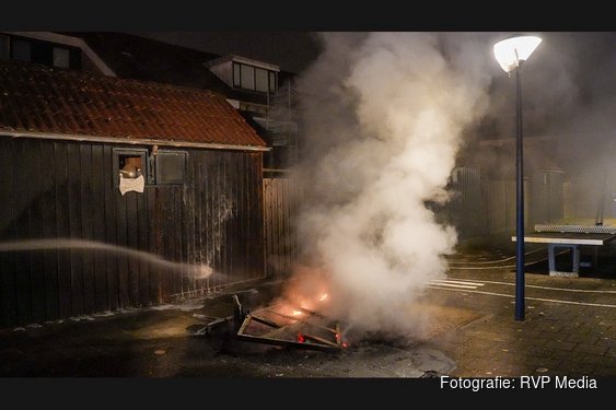 Brand op Hoornse speelplaats, schuur raakt beschadigd