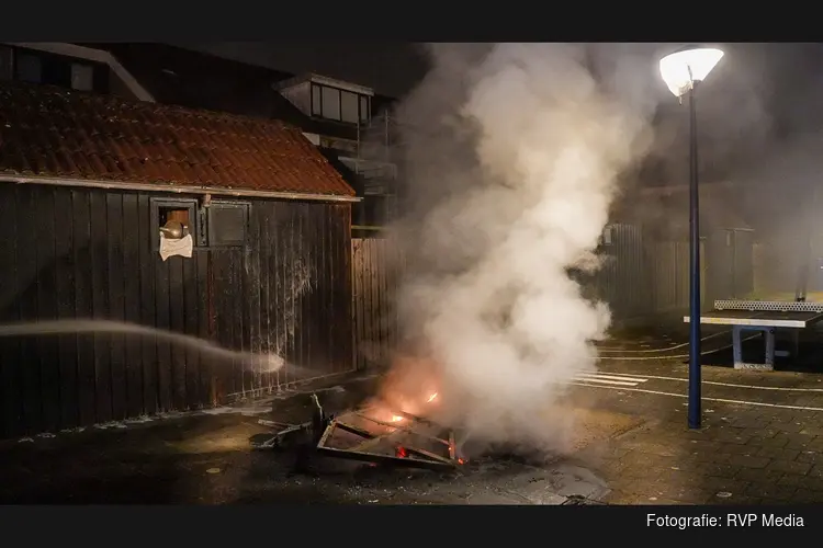 Brand op Hoornse speelplaats, schuur raakt beschadigd