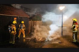 Brand op Hoornse speelplaats, schuur raakt beschadigd