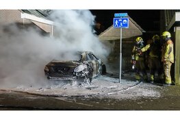 Auto volledig in lichterlaaie in Hoorn