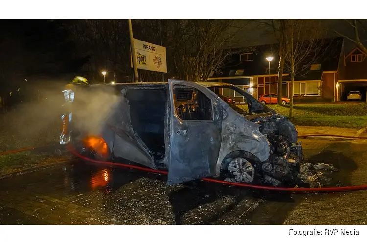 Bestelbus volledig uitgebrand in Zwaag
