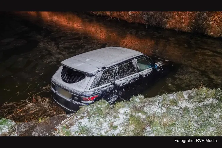 Range Rover raakt door gladheid van de weg en eindigt in sloot Berkhout