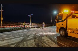 Range Rover raakt door gladheid van de weg en eindigt in sloot Berkhout