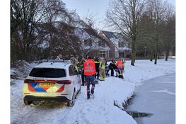 Man raakt uit balans met scootmobiel en belandt op ijs met hondjes