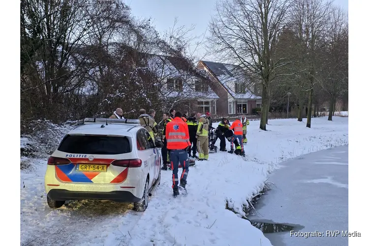 Man raakt uit balans met scootmobiel en belandt op ijs met hondjes