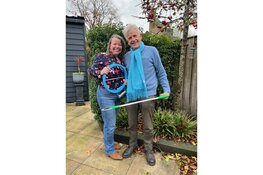 Arie en Paula ruimen zwerfafval op