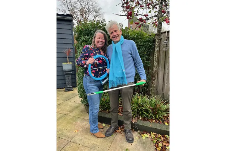 Arie en Paula ruimen zwerfafval op
