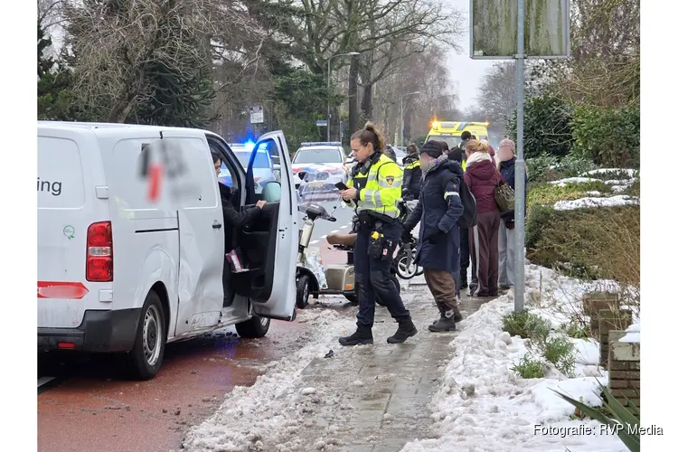 Persoon op scootmobiel gewond na aanrijding met bestelbus