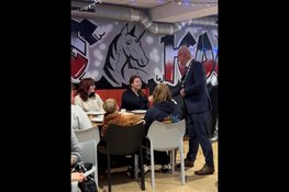 Burgemeester verrast jongeren Vakantieploeg in De Cogge