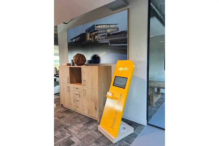 Hoe maatwerk kunststof behuizingen en LED-displays samen zorgen voor een moderne bedrijfsuitstraling