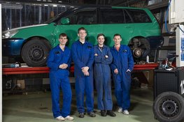 Studenten met de auto naar Afrika voor het goede doel