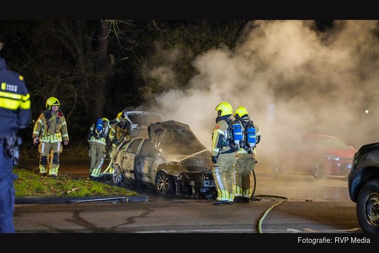 Auto door brand verwoest op honderd meter van brandweerkazerne