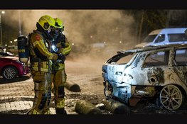 Auto door brand verwoest op honderd meter van brandweerkazerne