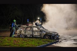 Auto door brand verwoest op honderd meter van brandweerkazerne