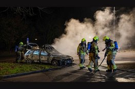 Auto door brand verwoest op honderd meter van brandweerkazerne