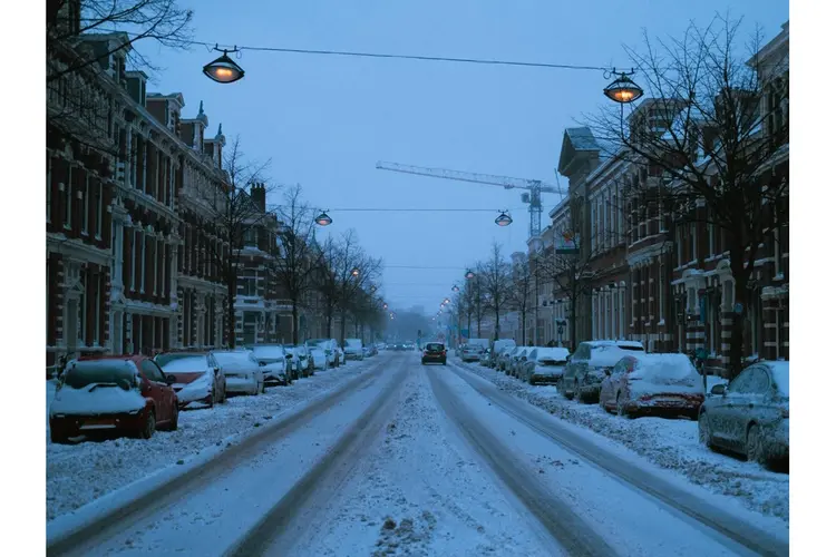 Hoe winterse omstandigheden je voorruit onder druk zetten