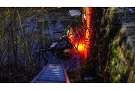 Oudere vrouw belandt met scootmobiel in water, omstanders redden slachtoffer