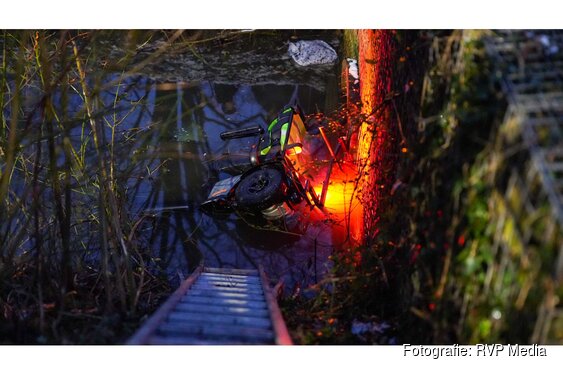 Oudere vrouw belandt met scootmobiel in water, omstanders redden slachtoffer
