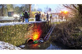 Oudere vrouw belandt met scootmobiel in water, omstanders redden slachtoffer