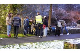 Oudere vrouw belandt met scootmobiel in water, omstanders redden slachtoffer