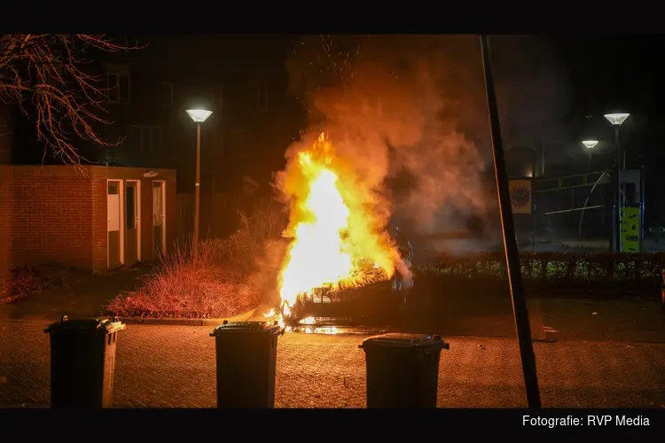 Auto door brand verwoest in Kersenboogerd