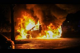 Bestelbus volledig in lichterlaaie op parkeerplaats in Hoorn