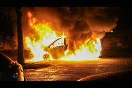 Bestelbus volledig in lichterlaaie op parkeerplaats in Hoorn