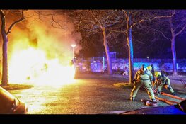 Bestelbus volledig in lichterlaaie op parkeerplaats in Hoorn