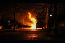 Bestelbus volledig in lichterlaaie op parkeerplaats in Hoorn