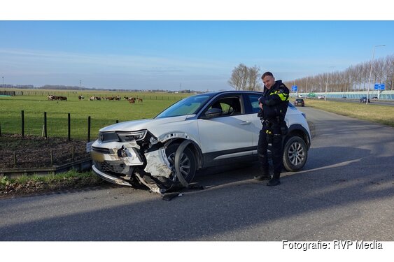 Auto's botsen bijna frontaal op elkaar in bocht Berkhout. Honden ongedeerd
