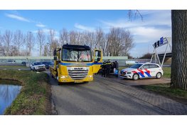 Auto's botsen bijna frontaal op elkaar in bocht Berkhout. Honden ongedeerd