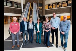 Kavelwinnaar van Dorpsveiling Zwaag bezoekt Tweede Kamer met CDA Hoorn