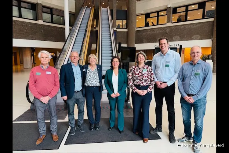 Kavelwinnaar van Dorpsveiling Zwaag bezoekt Tweede Kamer met CDA Hoorn