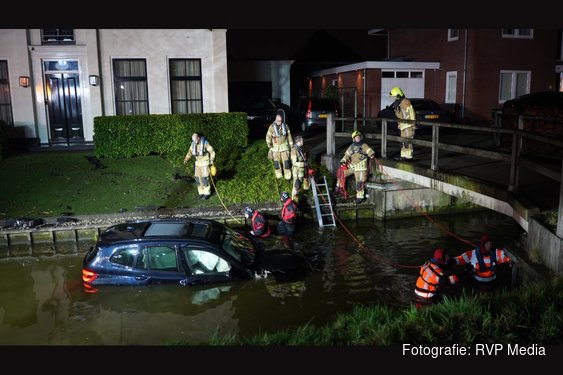 Auto ramt brug in Zwaag en komt meters verderop in sloot terecht