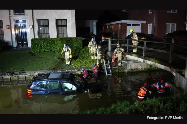 Auto ramt brug in Zwaag en komt meters verderop in sloot terecht
