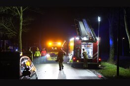 Auto ramt brug in Zwaag en komt meters verderop in sloot terecht
