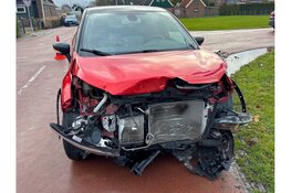 Veel schade bij botsing tussen twee auto’s in Zwaag