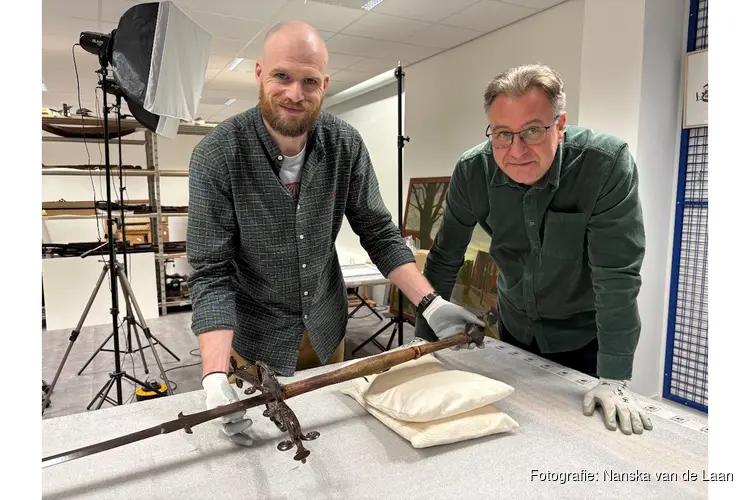 Onderzoek naar zeldzame slagzwaarden in het depot van het Westfries Museum