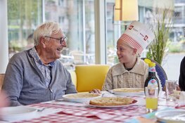 Basisschool IKC De Zonnewijzer in gemeente Hoorn bakt pannenkoeken voor ouderen