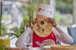 Basisschool IKC De Zonnewijzer in gemeente Hoorn bakt pannenkoeken voor ouderen