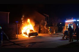 Auto en scooter in lichterlaaie op 50 meter van elkaar
