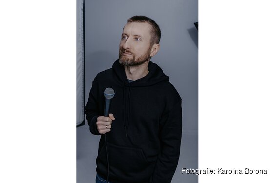 Lachen voor het goede doel: Poolse comedians op het podium in Hoorn