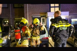 Brandweer haalt slachtoffer uit brandende woning in Hoorn