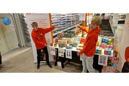 Leerlingen en politici klussen tijdens NLdoet in West-Friesland