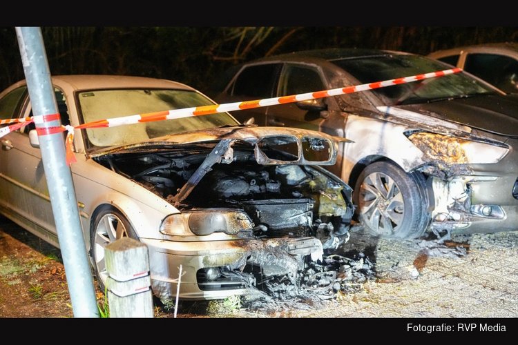 Twee auto's zwaar beschadigd bij nachtelijke autobrand in Hoorn