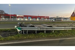 Flinke schade na eenzijdig ongeval op afrit A7/Westfrisiaweg