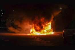 Bestelbus in lichterlaaie na harde explosie